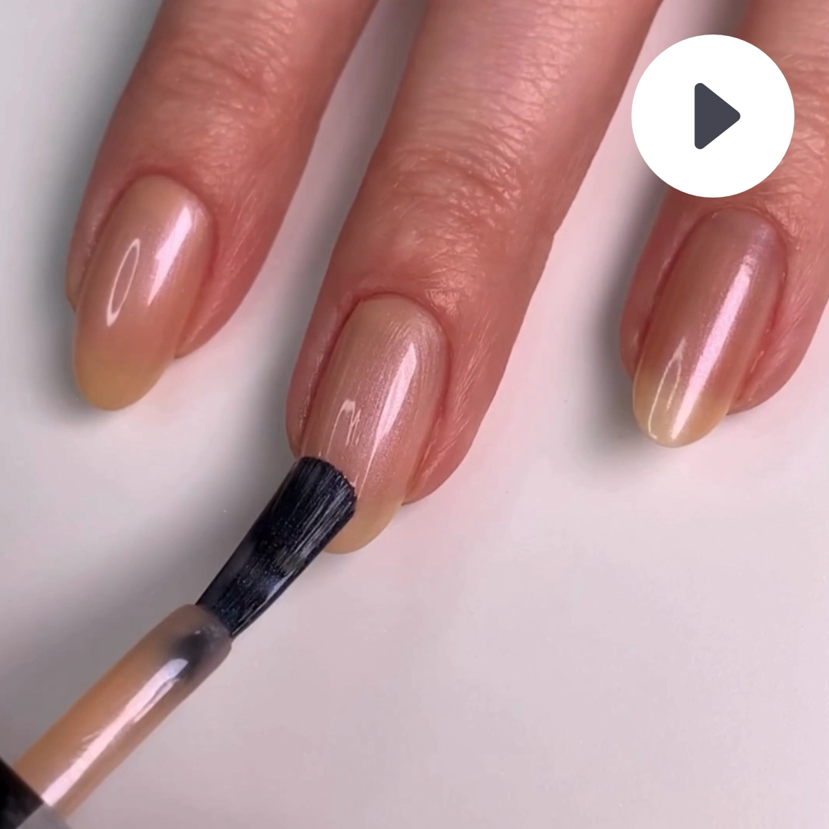 Video LONDONTOWN kur Illuminating Nail Concealer Rozjasňovač nehtů Bare
